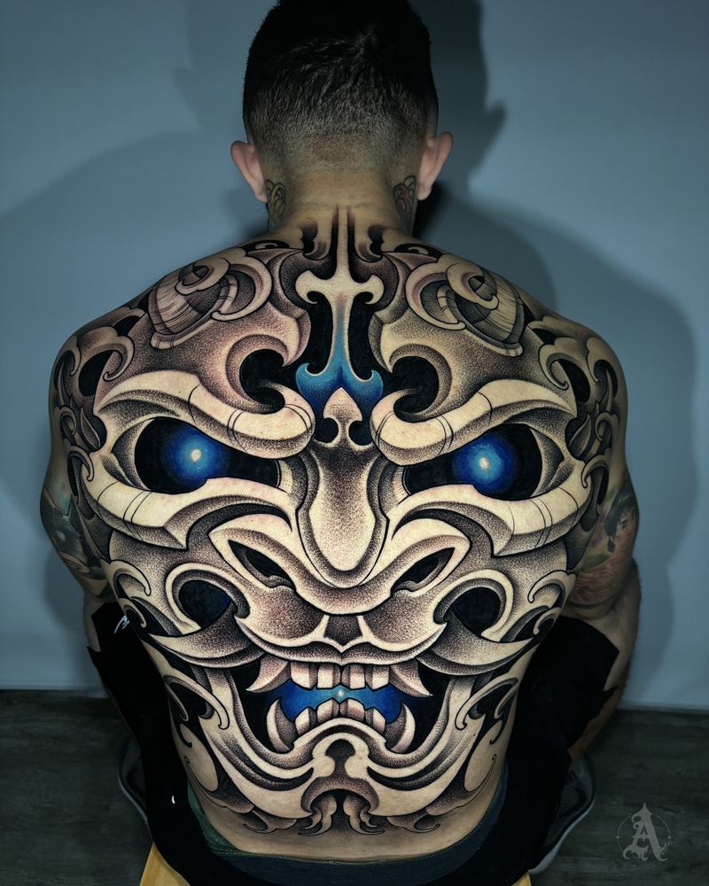 Tatuaje de máscara oni de ojos azules en espalda completa, japonés con color
