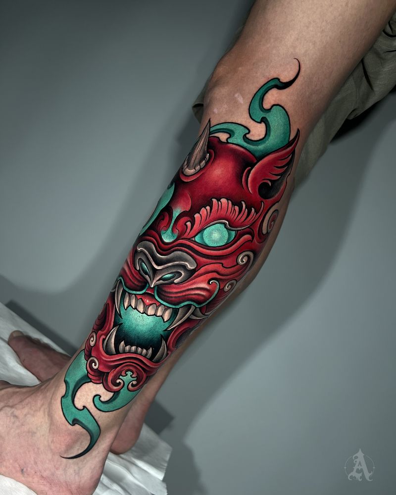 Tatuaje de máscara oni roja en pierna, japonés con color