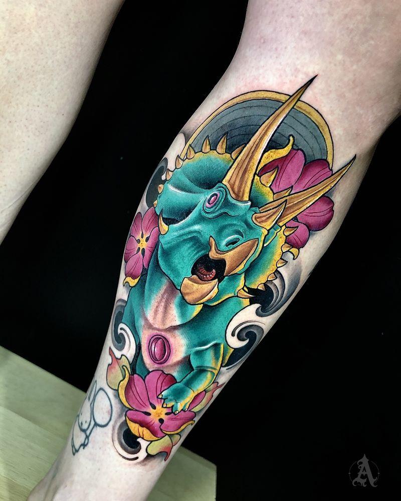 Tatuaje de máscara oni turquesa con lotos en antebrazo, japonés con color