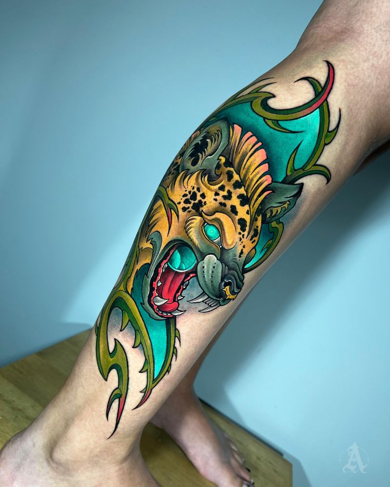 Tatuaje de máscara de dragón verde en pierna, neo-tradicional con color