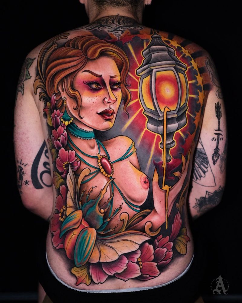 Tatuaje de mujer con farol en espalda completa, neo-tradicional con color
