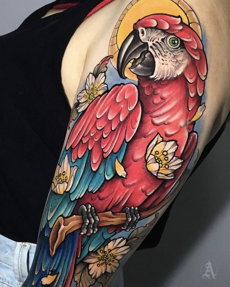 Tatuaje de guacamayo entre flores en brazo, neo-tradicional con color