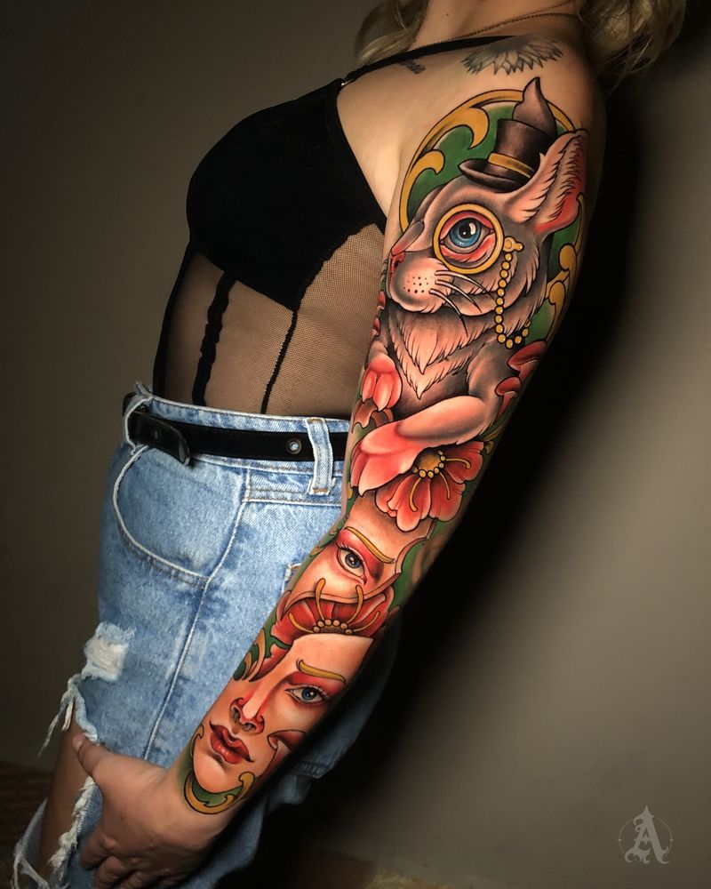Tatuaje de búho entre flores en brazo completo, neo-tradicional con color