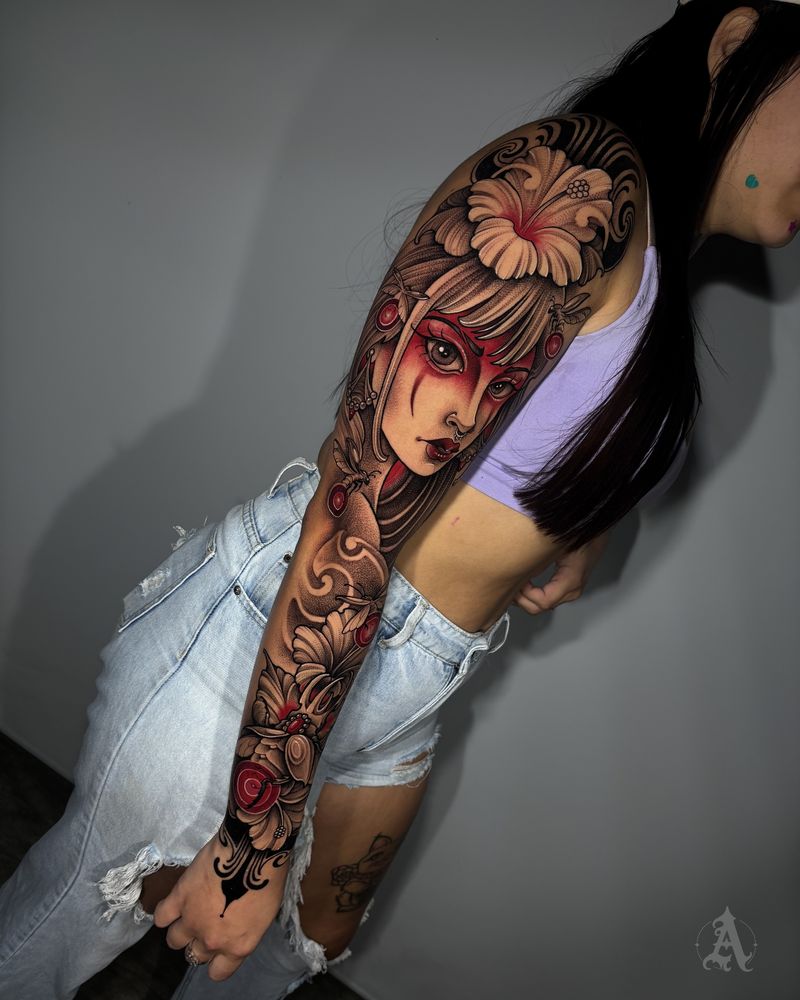 Tatuaje de mujer con flores y calavera en brazo completo, neo-tradicional con color