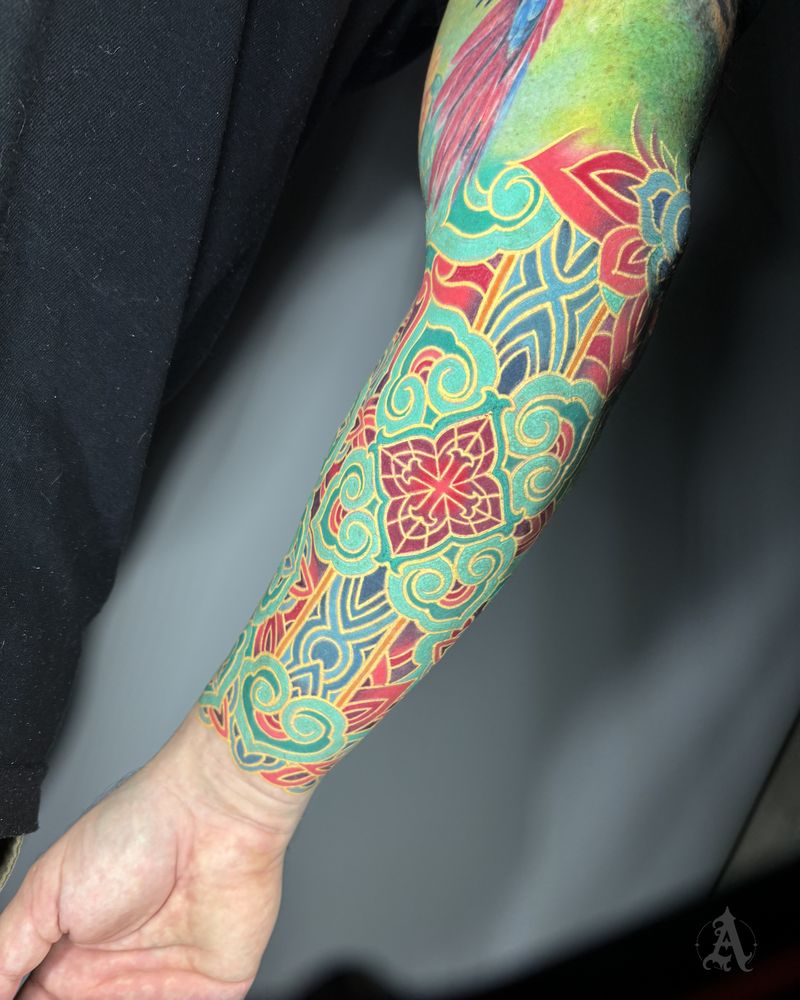 Tatuaje de manga geométrica de colores en brazo completo, neo-tradicional con color