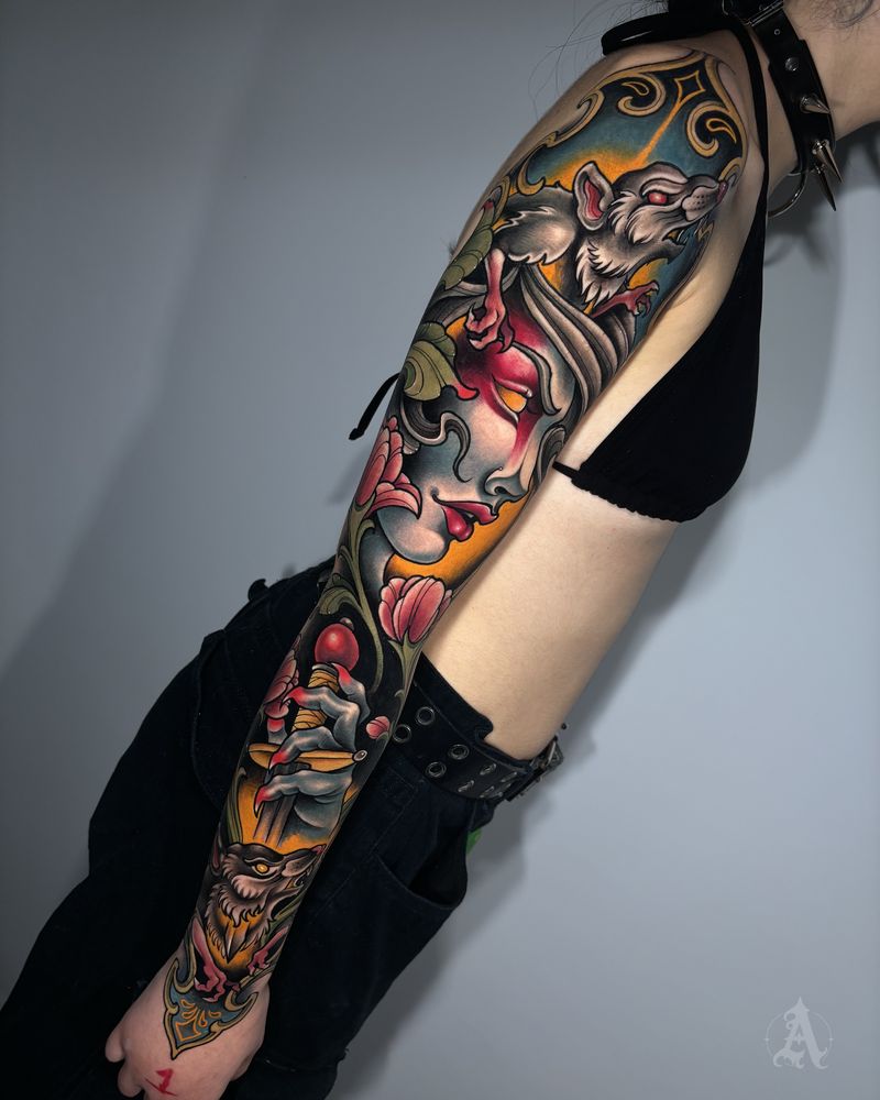 Tatuaje de lobo entre flores en brazo completo, neo-tradicional con color