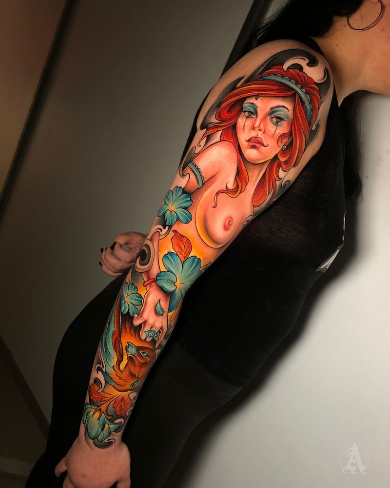 Tatuaje de mujer pelirroja entre flores en brazo completo, neo-tradicional con color