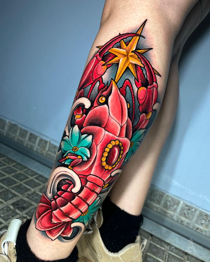 Tatuaje de máscara roja y estrella náutica en pierna, neo-tradicional con color