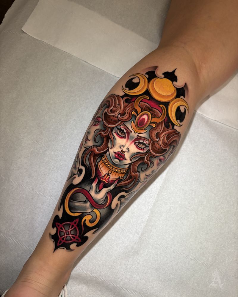Tatuaje de mujer con ornamento dorado en antebrazo, neo-tradicional con color