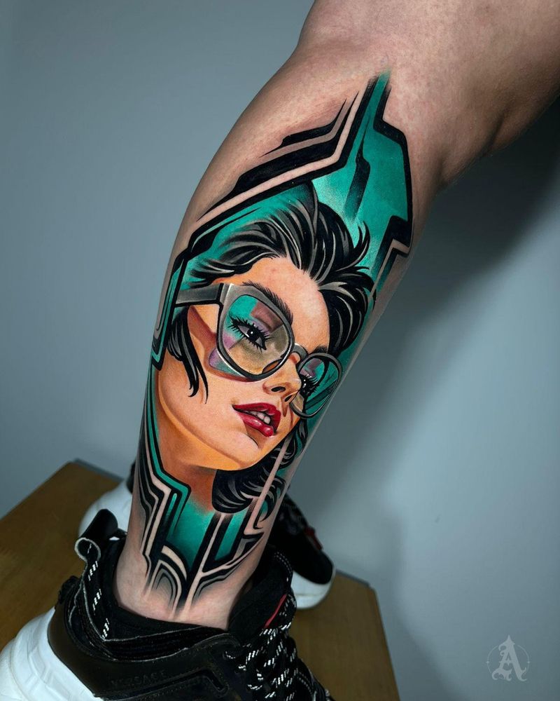 Tatuaje de mujer con gafas en pierna, neo-tradicional con color