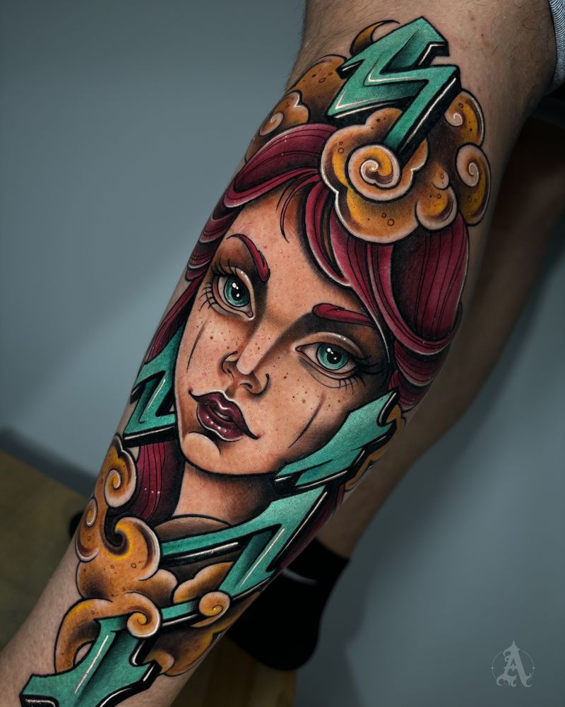 Tatuaje de mujer con rayos y nubes en brazo, neo-tradicional con color