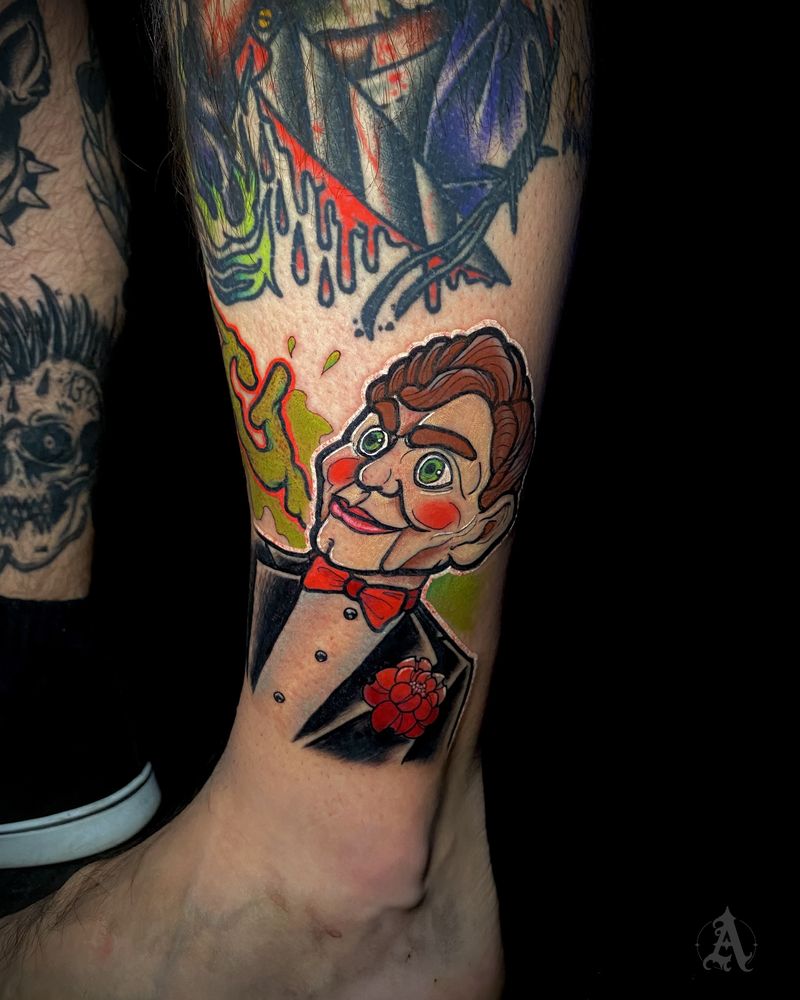 Tatuaje de muñeco de ventrílocuo en la pierna, neo-tradicional con color