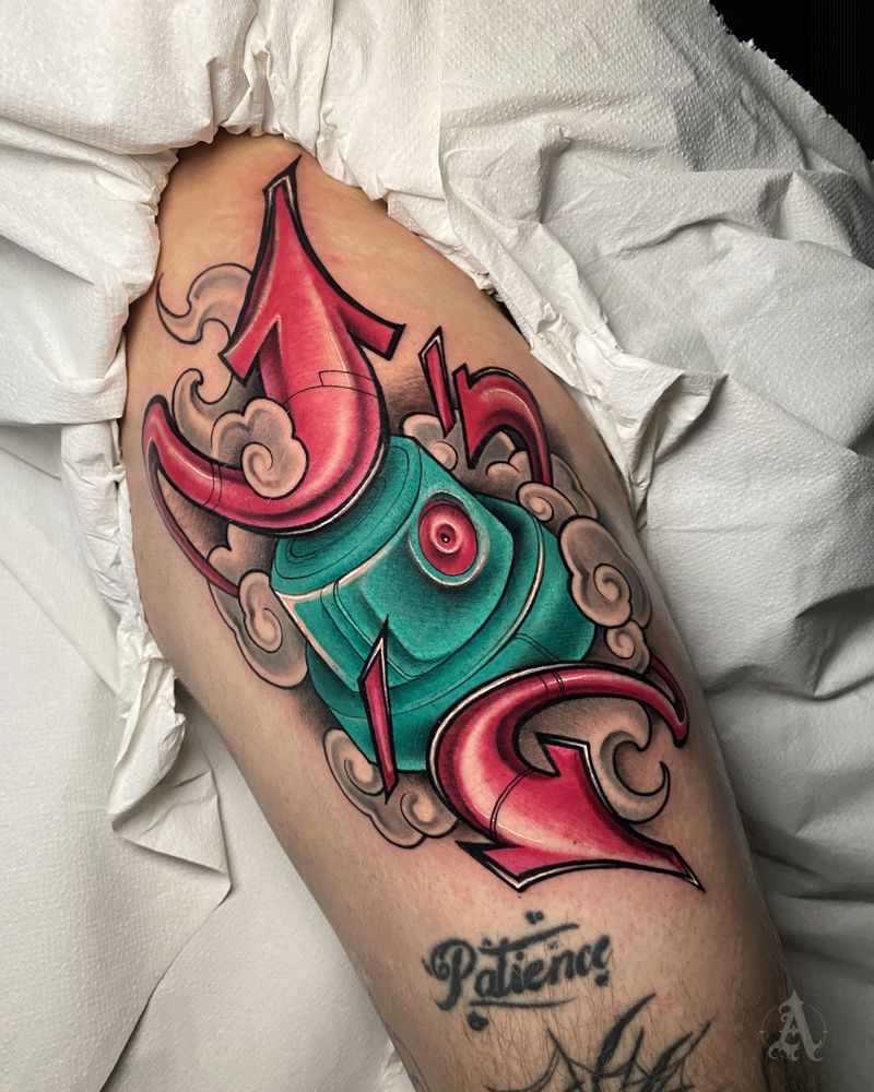 Tatuaje de ornamento turquesa y rojo en pierna, neo-tradicional con color