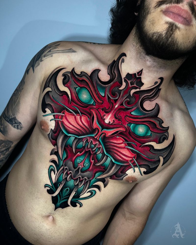 Tatuaje de ornamento floral en pecho, neo-tradicional con color