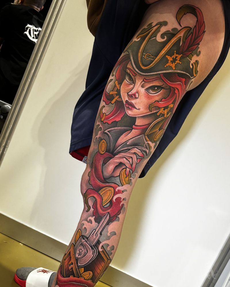 Tatuaje de pirata con sombrero en pierna completa, neo-tradicional con color