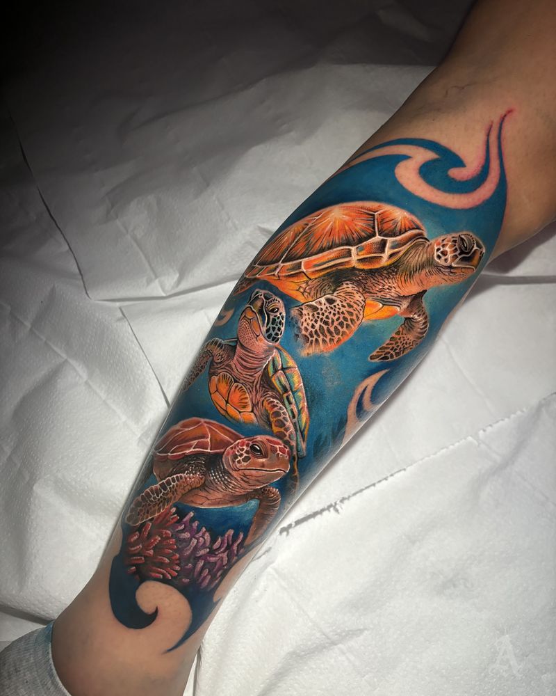 Tatuaje de tortugas marinas y coral en pierna, neo-tradicional con color