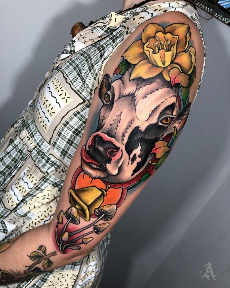 Tatuaje de vaca con narcisos y setas en brazo, neo-tradicional con color