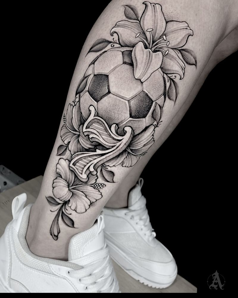Tatuaje de balón y flores en pantorrilla, realismo en negro y gris
