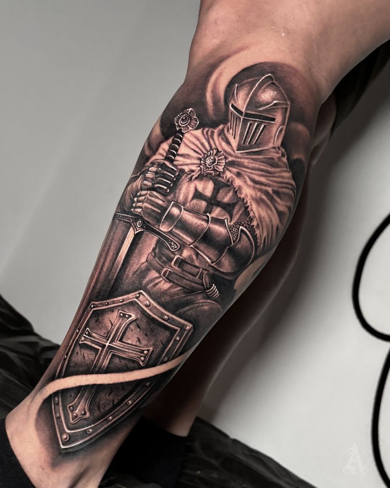 Tatuaje de caballero con escudo en pierna, realismo en negro y gris