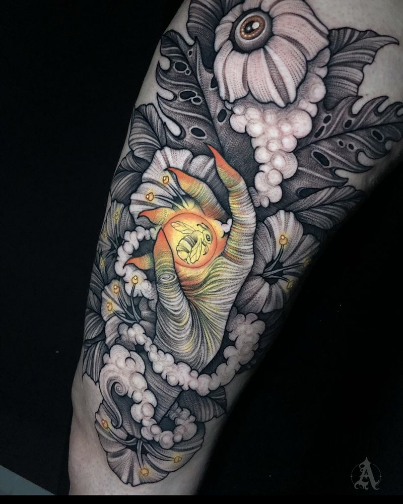 Tatuaje de flores y perlas en brazo, realismo en negro y gris