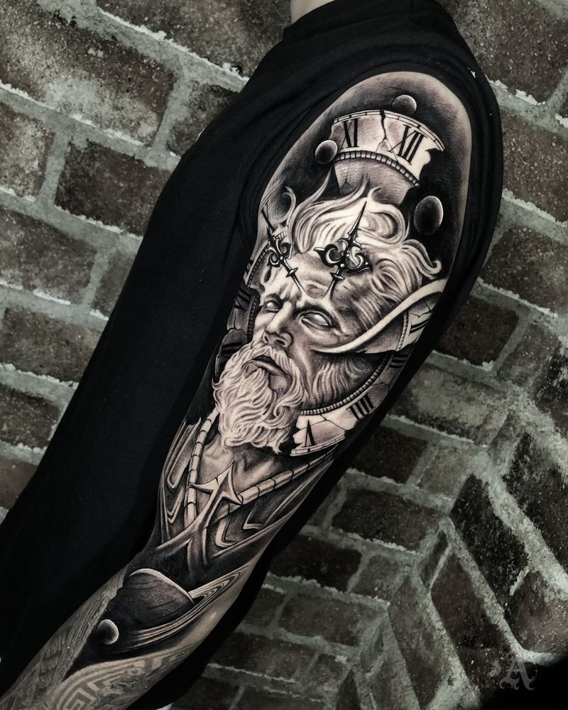 Tatuaje de guerrero y reloj romano en brazo completo, realismo en negro y gris