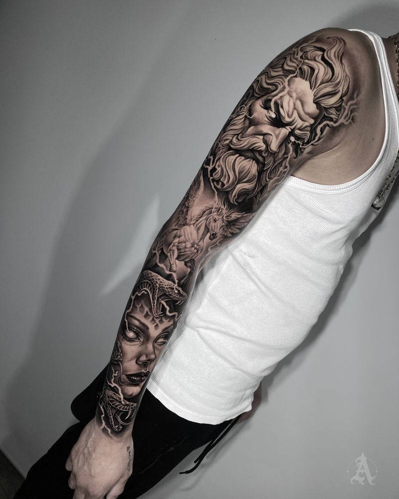 Tatuaje de estatua clásica y retrato en brazo completo, realismo en negro y gris