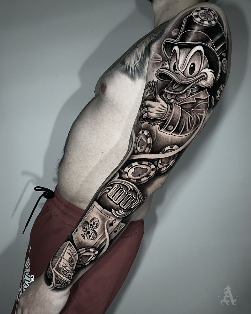 Tatuaje de manga de relojes y personaje en brazo completo, realismo en negro y gris