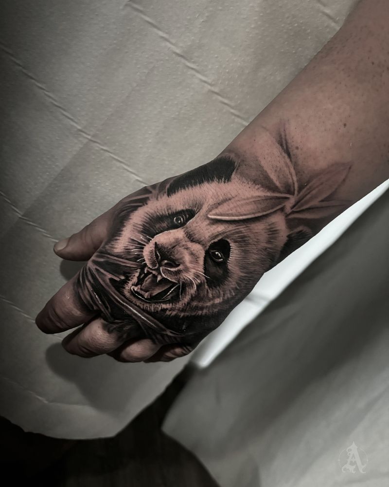 Tatuaje de pantera en mano, realismo en negro y gris