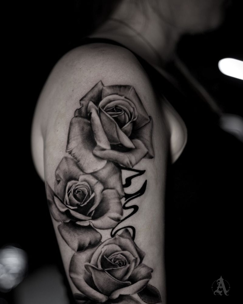 Tatuaje de rosas en negro y gris en el hombro, realismo en negro y gris
