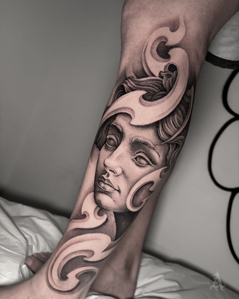 Tatuaje de rostro clásico con filigrana en antebrazo, realismo en negro y gris
