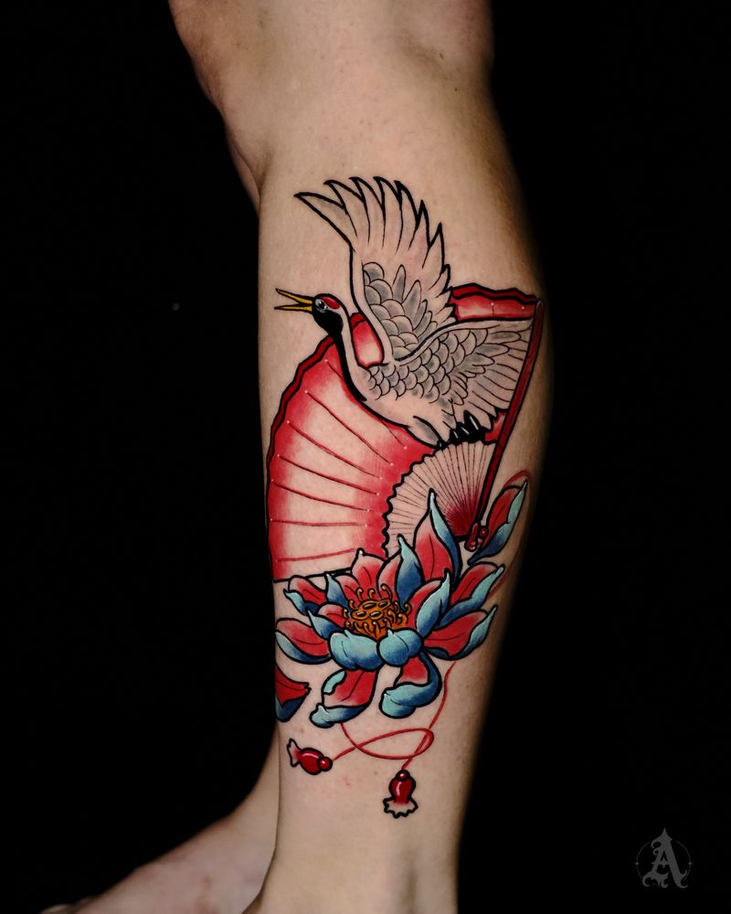 Tatuaje de grulla y flores en la pierna, tradicional con color